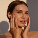 Routine beauté du soir : intégrer les huiles essentielles pour une peau régénérée au réveil