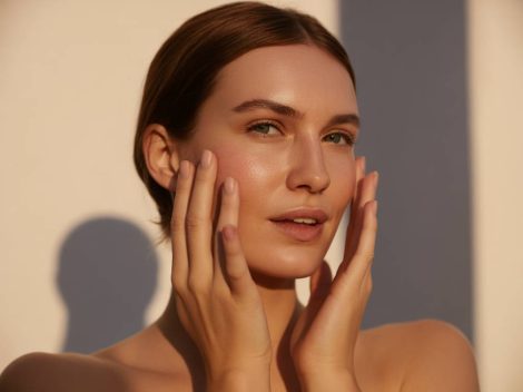 Routine beauté du soir : intégrer les huiles essentielles pour une peau régénérée au réveil